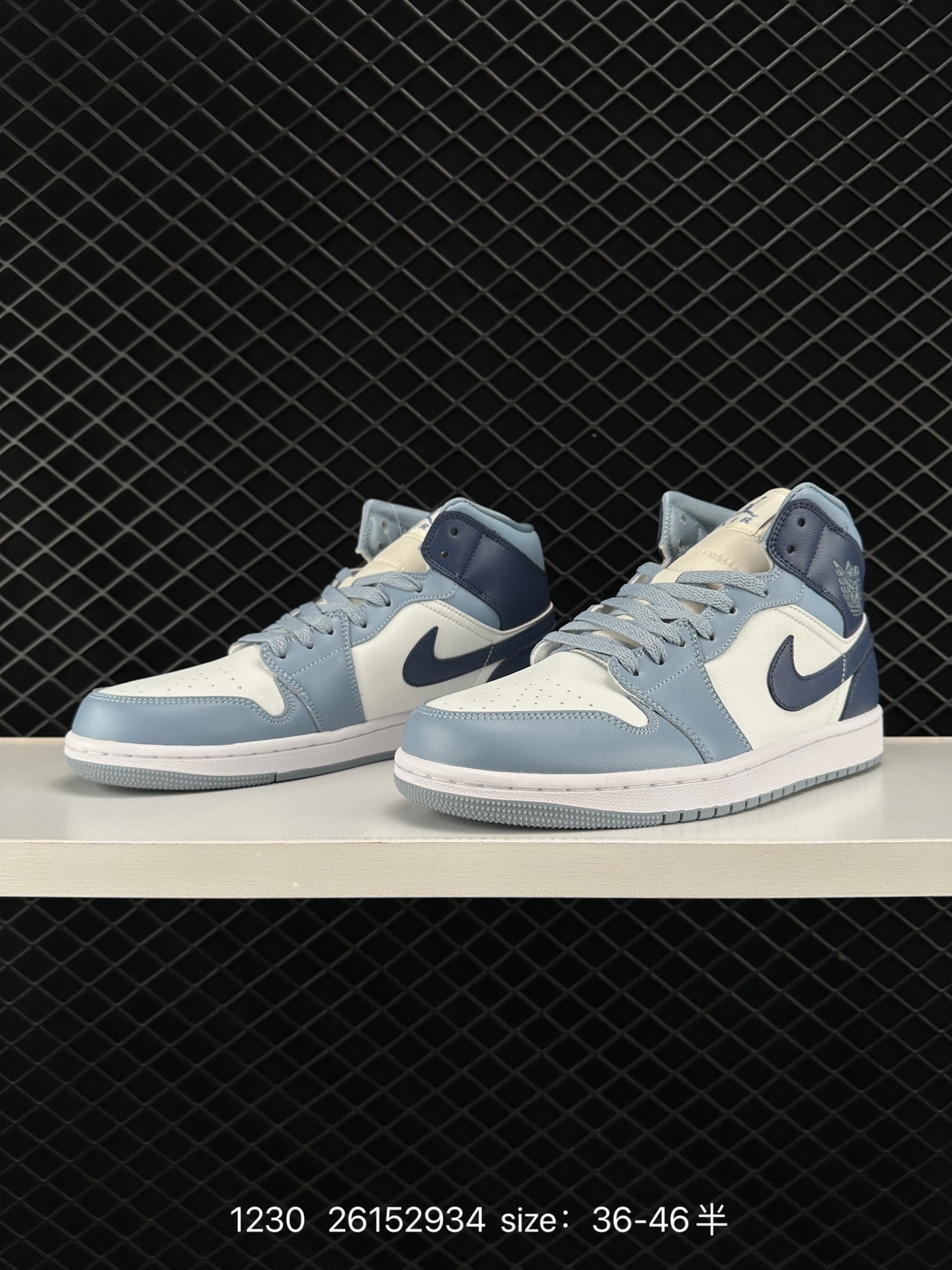 Air Jordan 1 Mid ”Light Smoke Grey“